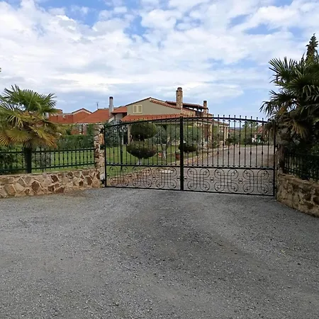 Villa Golden Twins' 1 *